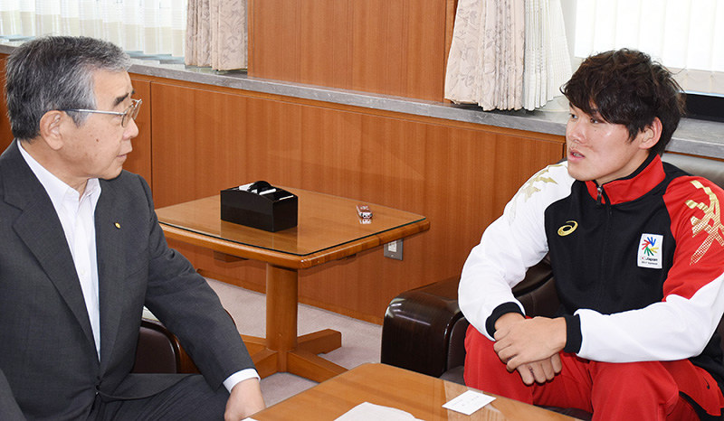 溝口善兵衛・島根県知事を表敬訪問する藤原慧さん=島根県庁で、前田葵撮影