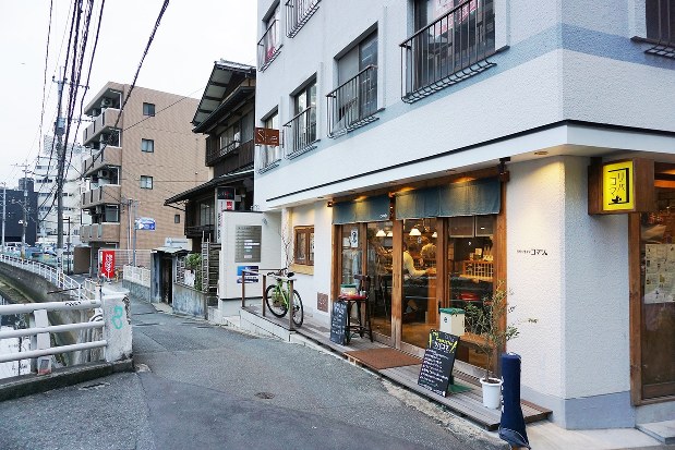 お店は川沿いにある。愛称「リバコマ」で親しまれている