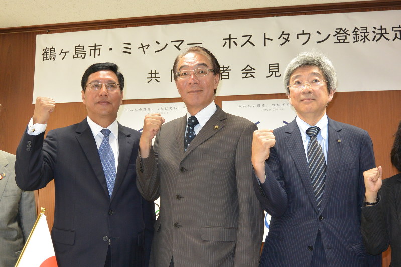 会見したミャンマーのトゥレインタンズィン大使、藤縄善朗鶴ケ島市長、白幡晶城西大学長(左から)=鶴ケ島市三ツ木の市役所で