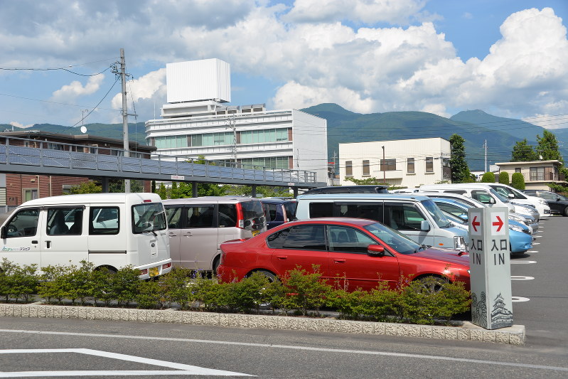 夜間や休日の有料化の方針が示された市役所東庁舎南側の来庁者駐車場=松本市丸の内7で