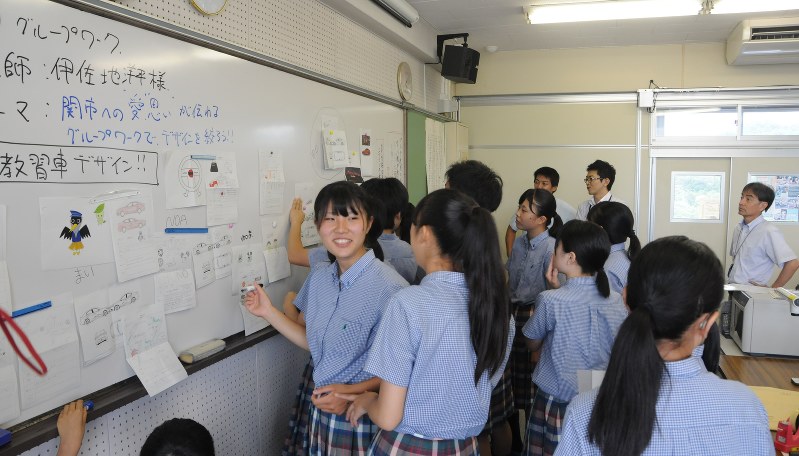 中濃自動車学校の教習車のデザイン案を出し合う生徒たち=関商工高で