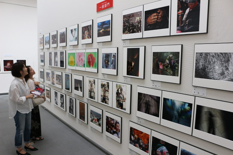 入賞・入選作品などを展示した第42回JPS展=名古屋市東区の愛知芸術文化センターで