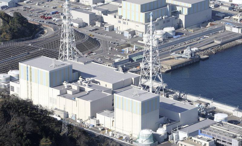 廃炉計画が了解された島根原発1号機(手前右)=松江市で、本社ヘリから三浦博之撮影
