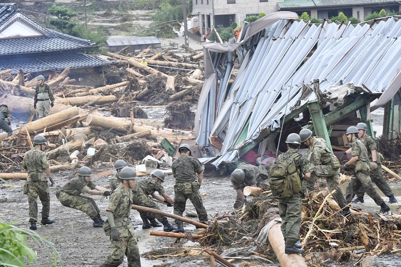 大量の流木を撤去しながら安否不明者の捜索を行う自衛隊員=福岡県朝倉市杷木松末で12日午前8時5分、藤井達也撮影