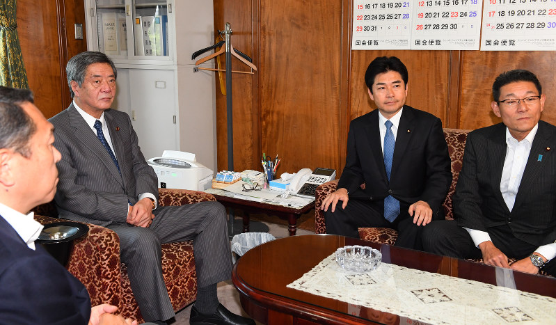会談に臨む自民党の竹下亘国対委員長(中央左)と民進党の山井和則国対委員長(同右)=国会内で2017年7月11日午前10時59分、川田雅浩撮影