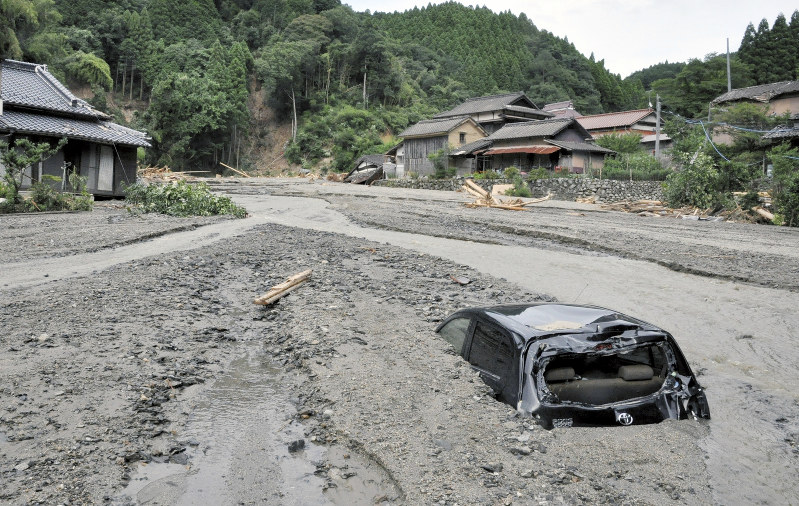 朝倉市の杷木松末地区で大量の土砂に埋まった車両=福岡県朝倉市杷木松末で2017年7月11日午後3時53分、佐野格撮影