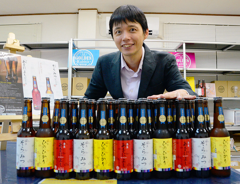 「ビールを通して、奈良の魅力を発信したい」と話す市橋健さん=奈良県生駒市のゴールデンラビットビールで、中津成美撮影