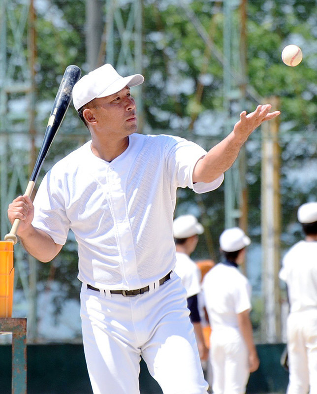 ノックをする智弁和歌山の中谷仁コーチ=和歌山市冬野で、石川裕士撮影