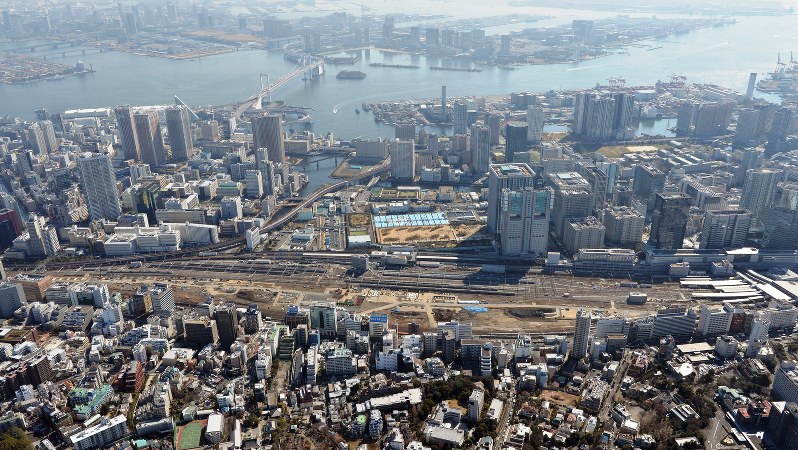 品川─田町駅間に新駅が建設され、再開発が進むJR山手線=東京都港区で2017年3月16日、本社ヘリから徳野仁子撮影