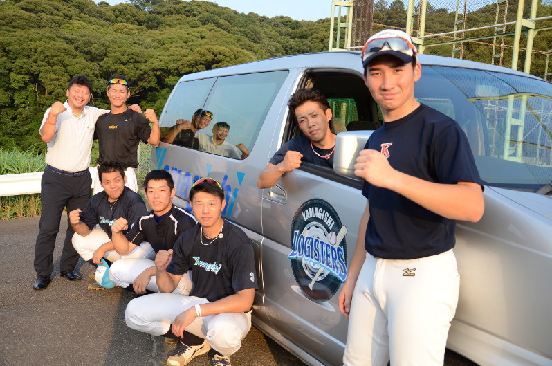 都市対抗出場を目標に掲げる山岸ロジスターズの選手と天野義明監督(左)=静岡県牧之原市で2017年7月7日午後6時1分、古川幸奈撮影