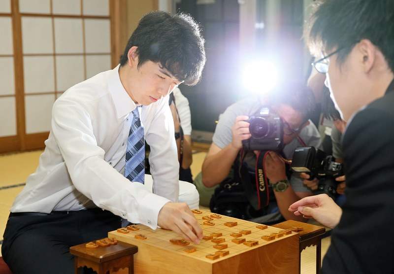 歴代単独1位となる29連勝を達成し、感想戦で対局を振り返る藤井聡太四段(左)=東京都渋谷区の将棋会館で6月26日午後9時42分、佐々木順一撮影