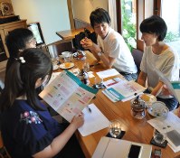 「きつおん子育てカフェ」の参加者と、子供への接し方を
話し合う横井秀明さん(右から2人目)=名古屋市緑区で