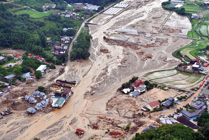 九州北部豪雨から1週間、河川氾濫などで様変わりした被災地では懸命の捜索や復旧作業が続く=福岡県朝倉市の松末地区で12日、本社ヘリから森園道子撮影