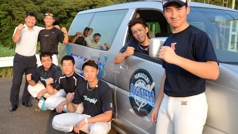 都市対抗出場を目標に掲げる山岸ロジスターズの選手と天野義明監督(左)=静岡県牧之原市で、古川幸奈撮影