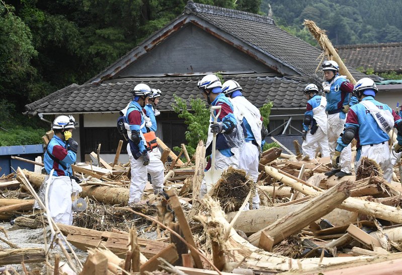 安否不明者の捜索を行う福岡県警の隊員たち=福岡県朝倉市杷木松末で、藤井達也撮影