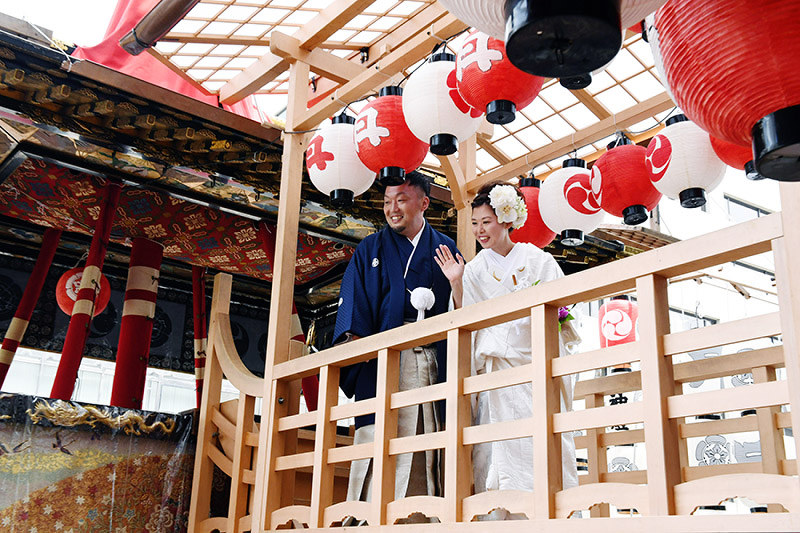 月鉾で結婚式を挙げ、笑顔を見せる小山輝晃さん(左)と雅美さん=京都市下京区で2017年7月13日午前、小松雄介撮影