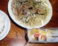 ある中学生の夕食は皿うどんとクリームパン(小5個)、梨という不思議な取り合わせ=長谷川智子教授提供