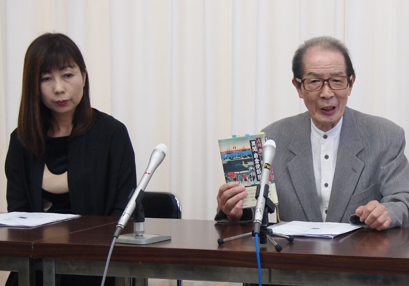 県庁で記者会見し、古川さんの原作を手に熱い思いを語る武部さん(右)