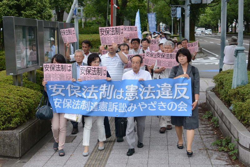裁判所に向けて行進する原告団