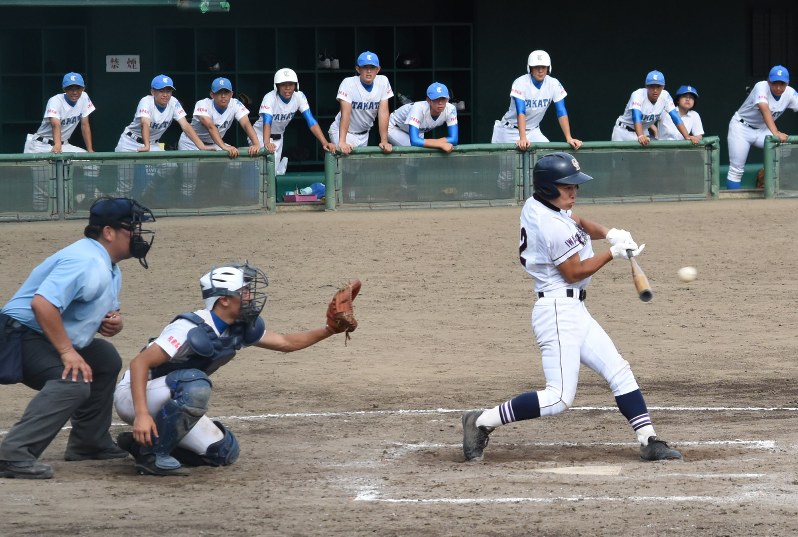 【大船渡東-高田】九回表大船渡東1死一、二塁、5番・尾崎の中前適時打で7点目(捕手・村上諒)=盛岡市三ツ割の県営野球場で