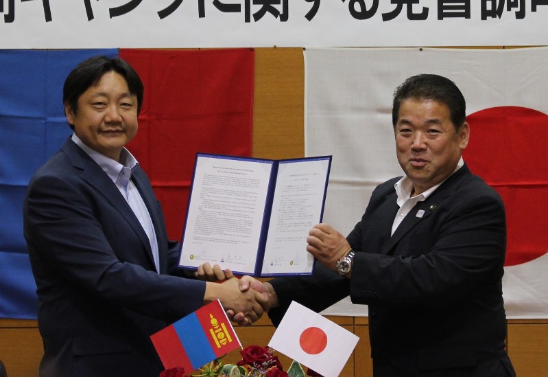 2020年東京五輪の事前キャンプに向け覚書に調印したエネビッシュ・ムンクオチル・モンゴル射撃連盟会長(左)と大塚秀喜・桜川市長=桜川市羽田で