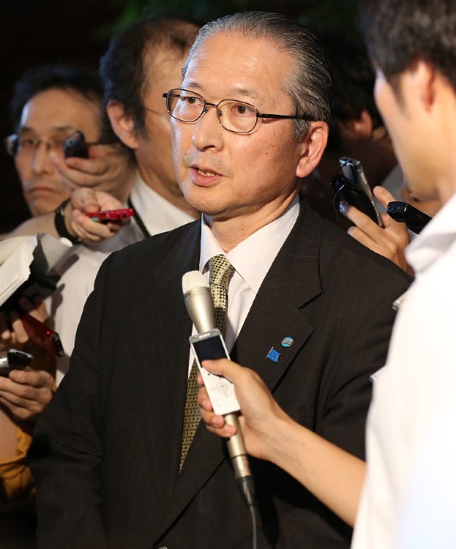 安倍晋三首相と「高度プロフェッショナル制度」について会談した後、記者の質問に答える連合の神津里季生会長(中央)=首相官邸で13日、宮武祐希撮影