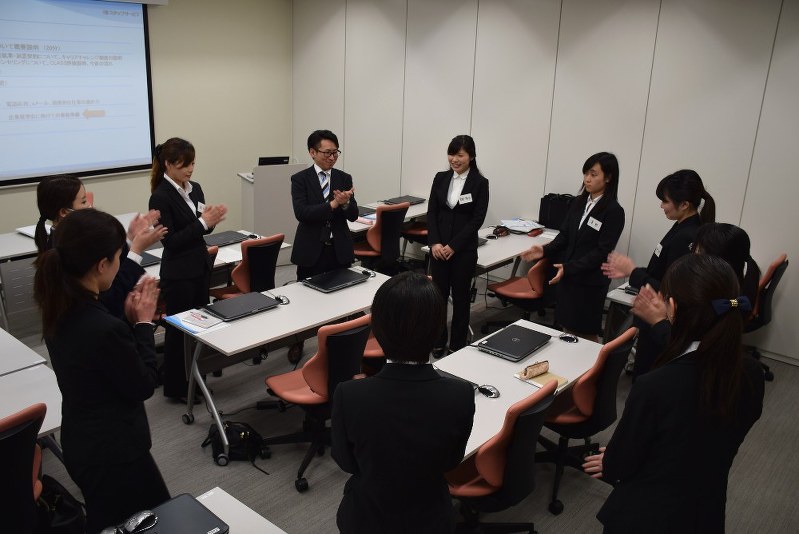 無期雇用派遣の社員として採用され、研修を受ける女性たち=スタッフサービス・ホールディングス提供