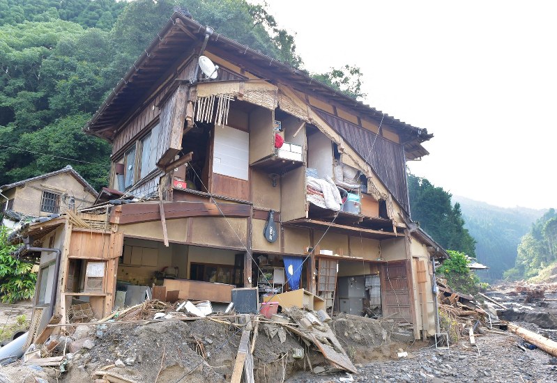 豪雨で側面がもぎとられた家屋=福岡県朝倉市杷木松末で2017年7月14日午前8時、藤井達也撮影
