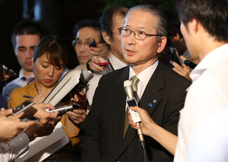 安倍首相と面会後、記者の質問に答える連合の神津里季生会長（中央）＝首相官邸で２０１７年７月１３日午後６時５分、宮武祐希撮影