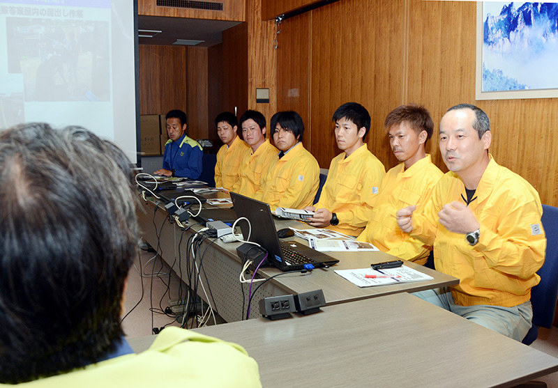 野川聡・鳥取県副知事(左)に活動内容を報告する職員ら=鳥取県庁で、李英浩撮影