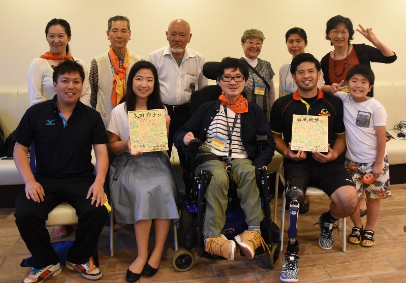 1日に開かれたイベントで記念撮影する参加者ら=千葉市中央区で