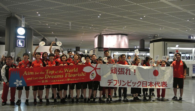 トルコへの出発前、記念撮影するデフリンピック日本代表の選手たち=成田空港で14日