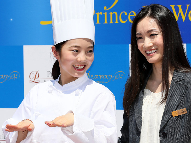 アイスショーを前にパティシエの衣装で笑顔を見せる本田(左)と荒川さん=佐々木順一撮影
