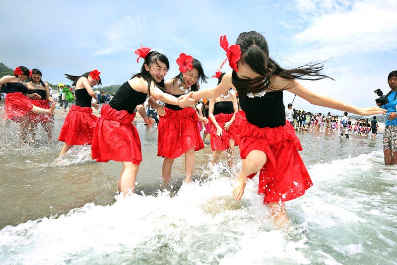 海に入ってはしゃぐフラガールたち=福島県いわき市で2017年7月15日午前11時16分、喜屋武真之介撮影