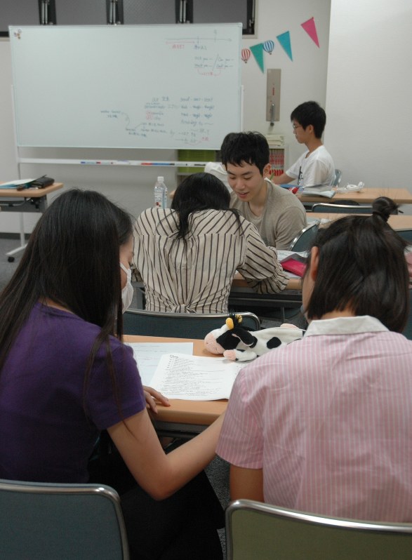 NPO法人「キッズドア」が高校中退者などのために開いた勉強スペース。子どもがいる若い女性の利用もあるという=東京都新宿区で、黒田阿紗子撮影