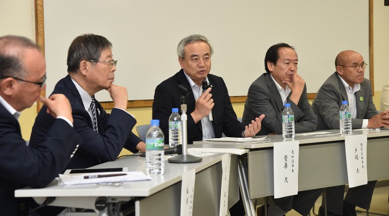 シンポジウムで復興の課題を語り合う東日本大震災被災地の首長ら=仙台市青葉区の東北福祉大ステーションキャンパスで2017年7月15日午後3時16分、百武信幸撮影