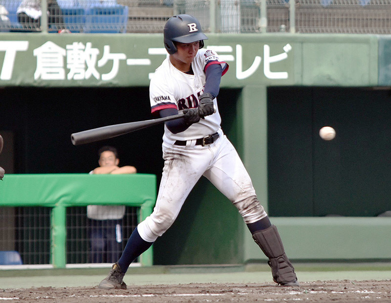 【岡山理大付-高梁】七回表岡山理大付2死二、三塁、岡田が適時打を放ち追加点をあげる=岡山県倉敷市中庄のマスカットスタジアムで、益川量平撮影