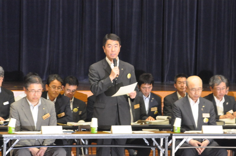 汚染廃棄物の処分を話し合う市町村長会議の冒頭であいさつする村井嘉浩知事=仙台市青葉区の県庁で