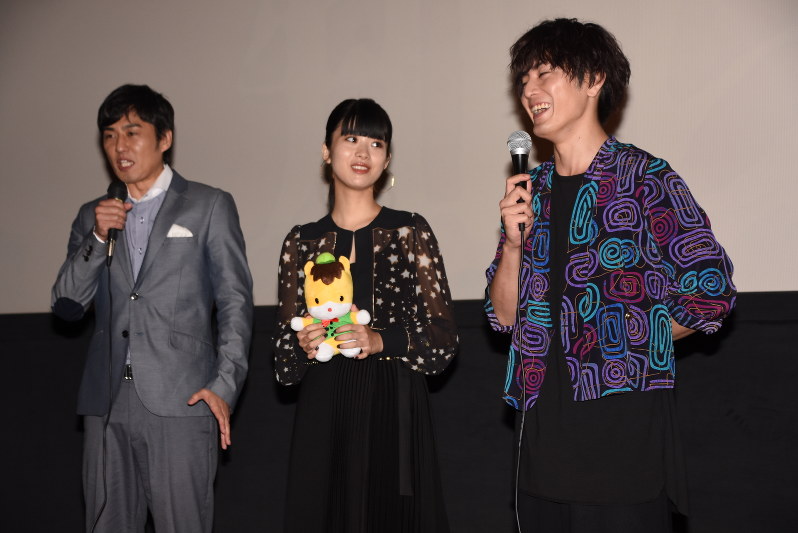 笑顔で舞台あいさつに臨む主演の間宮祥太朗さん(右)=太田市のイオンシネマ太田で