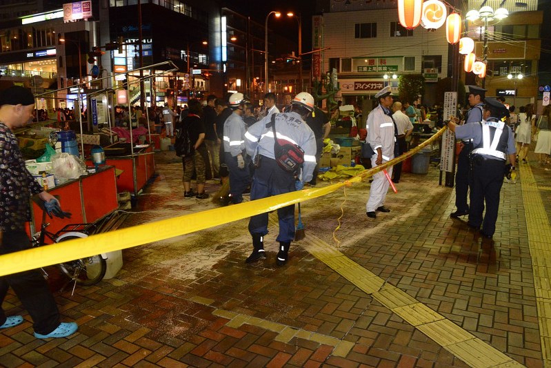 突風 露店テント倒壊 １２人やけどで搬送 埼玉 上尾 桶川の祭り 毎日新聞