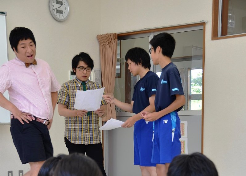 お笑い芸人「ぺんぎんナッツ」(左の2人)に指導を受けながらネタ作りに取り組む大熊中学校の生徒ら