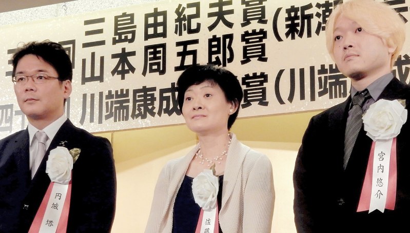 (右から)三島由紀夫賞の宮内悠介さん、山本周五郎賞の佐藤多佳子さん、川端康成文学賞の円城塔さん=東京都港区で