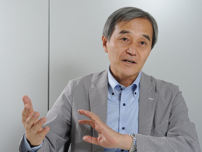 「今、心配なことは何もない」と話す楠木新さん。でもその後、「『いっぱいあるやん』って嫁さんに反論されそう」と笑った=八木正撮影