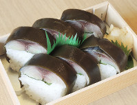 「吾作亭アポロ店」の鯖の荒磯鮨(大阪市阿倍野区)=玉木達也撮影