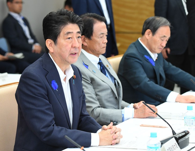 経済財政諮問会議で発言する安倍晋三首相(左)。中央は麻生太郎財務相、右は菅義偉官房長官=首相官邸で18日、川田雅浩撮影