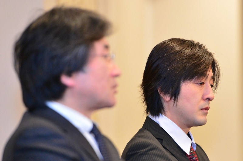 代理人弁護士と記者会見した葛西りまさんの父剛さん(右)。この日、調査報告書に「思春期うつ」との記載があることが初めて公になった=青森市内で4月11日、北山夏帆撮影