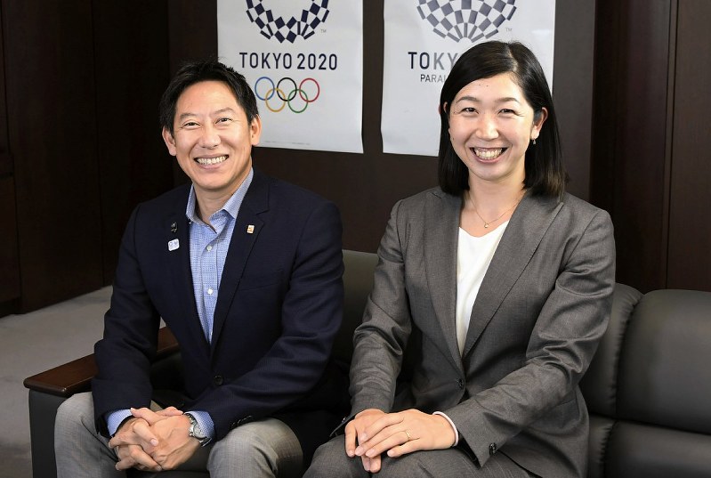 女性アスリート支援などについて語り合った鈴木長官と荒木(右)=根岸基弘撮影