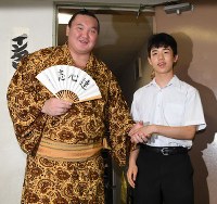 観戦に訪れた将棋の藤井聡太四段（右）と握手をする横綱・白鵬＝愛知県体育館で２０１７年７月１２日午後６時１８分、木葉健二撮影