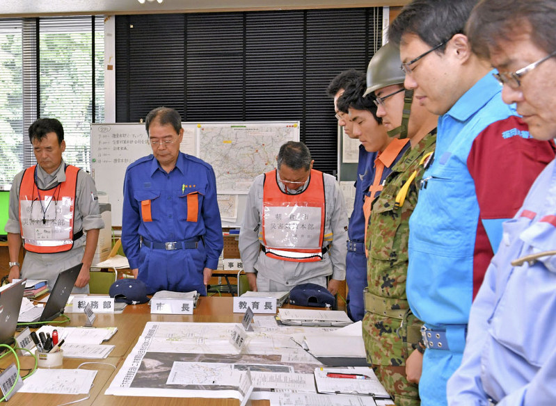 九州北部豪雨の発生から2週間を迎え、犠牲者の冥福を祈って黙とうする市職員ら=福岡県朝倉市の災害対策本部で2017年7月19日午前9時、野田武撮影