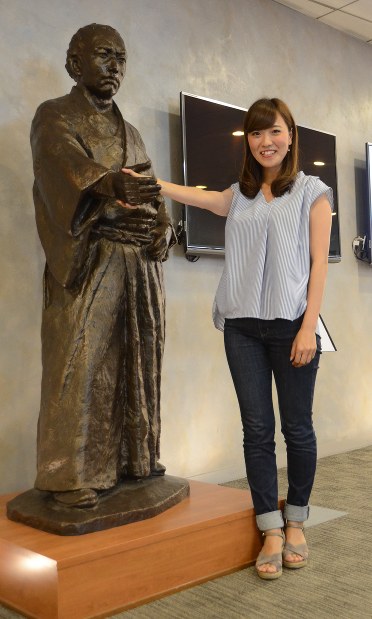 坂本龍馬：握手できる銅像、ソフトバンク本社に | 毎日新聞